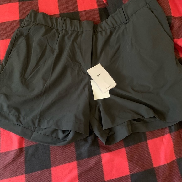 Nike Golf Shorts - Picture 2 of 4